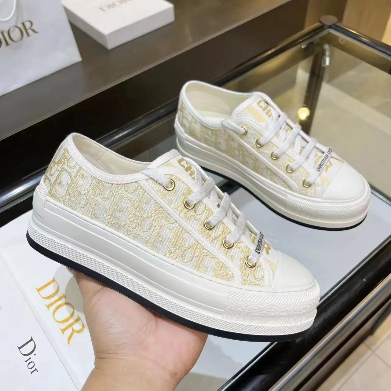 👟👟Ex-factory price 520👟👟 Dior’s 2025 Walk ‘n’ Dior embroidered mid-top casual shoes are new. On the fashion stage, Dior embroidered shoes are the well-deserved protagonist. Delicate stitching is used on the upper, every stitch is devoted to the craftsman's efforts, and every thread is woven with artistic poetry. From complex floral patterns to smart geometric textures, embroidery is like the magic that gives shoes life, allowing them to show dynamic beauty even in static conditions.   Wearing Dior embroidered shoes feels like stepping into a dream world full of art. It is not only a pair of shoes, but also a walking piece of art that perfectly integrates fashion and culture. Whether you are strolling on the bustling city streets or attending important social occasions, Dior embroidered shoes can add unique charm to your style and become the focus of everyone's attention.   Choosing Dior embroidered shoes means choosing a persistent pursuit of quality and a unique understanding of fashion. Let it accompany you through every wonderful moment and leave your own fashion mark.  Material: Sheepskin lining, feet, silk cowhide, size 35-41, heel height 5cm